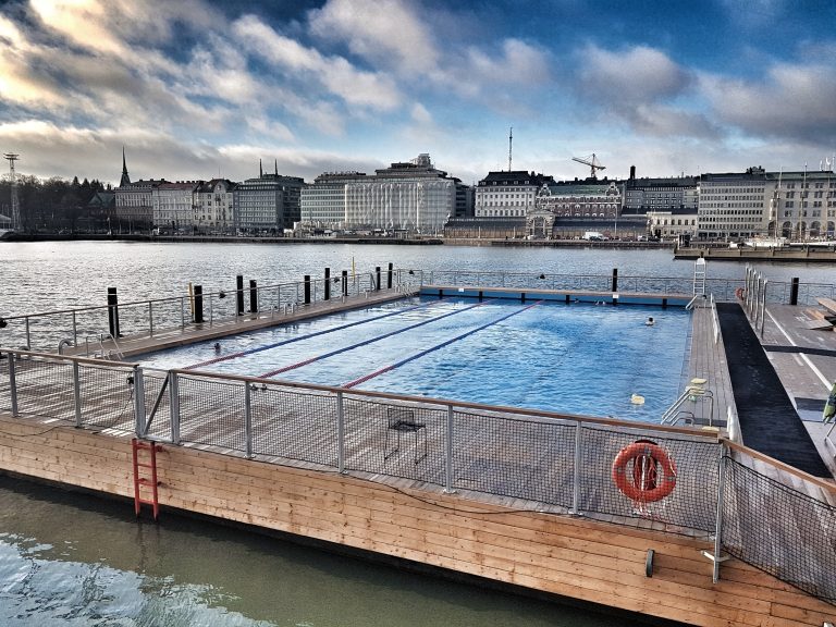 Allas Seapoolin ulkoallas ja Helsingin Kauppatorin rantamaisema