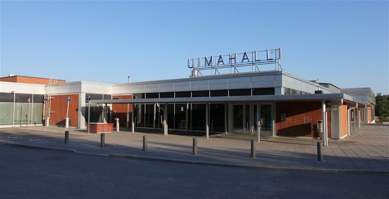 Hakunilan uimahallin julkisivu Vantaalla