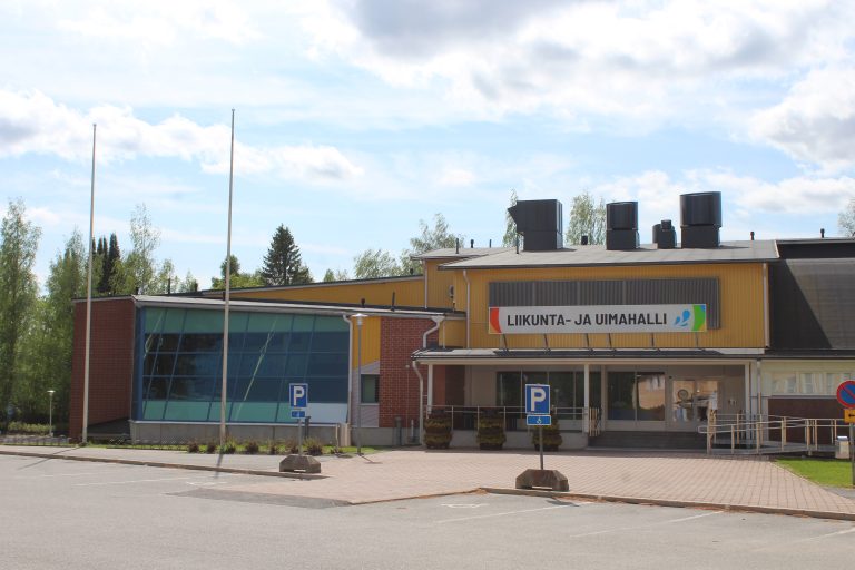 Alavuden uimahalli Kunto-Lutran julkisivu ja sisäänkäynti