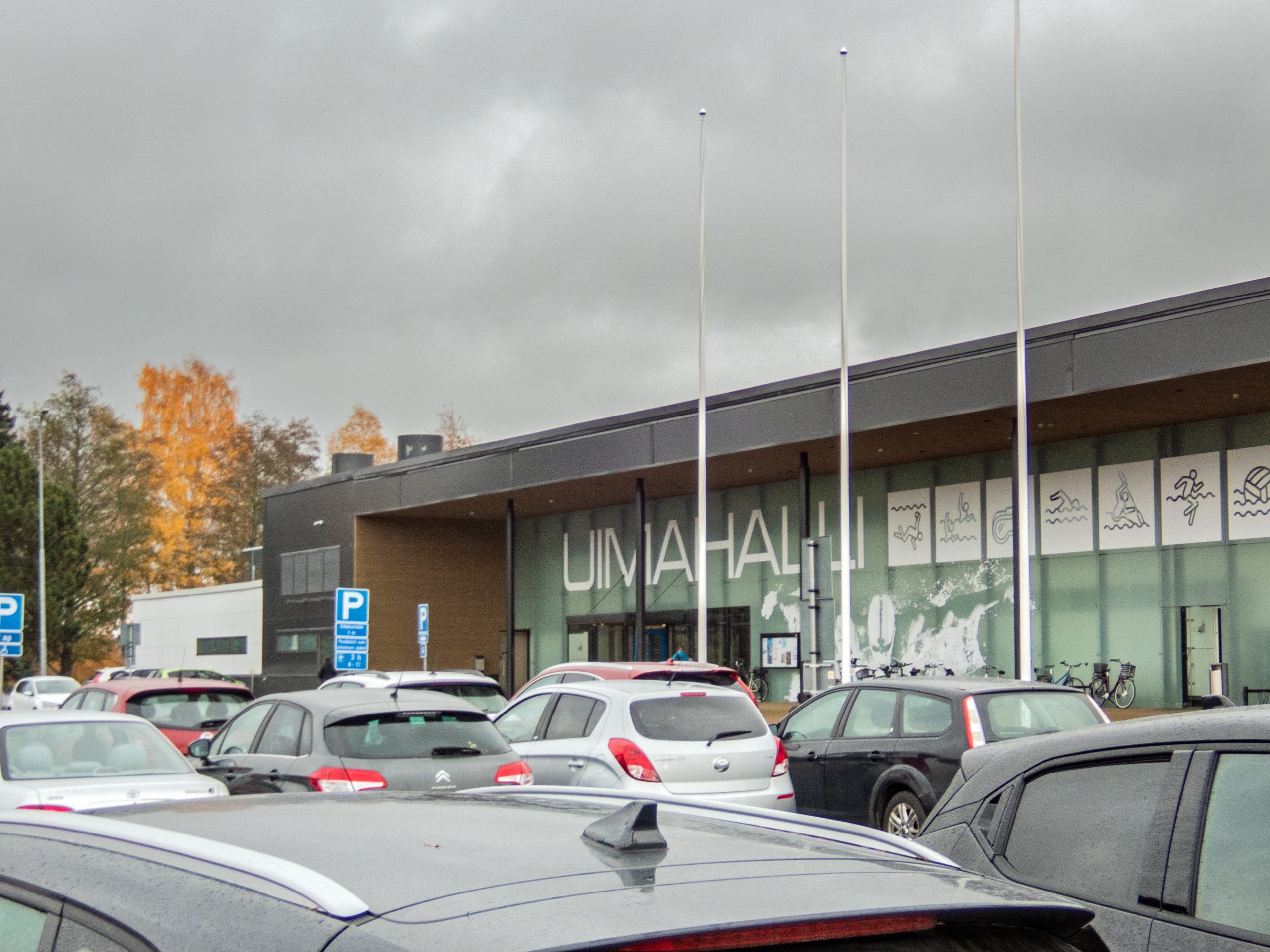 Hämeenlinnan uimahallin julkisivu ja sisäänkäynti
