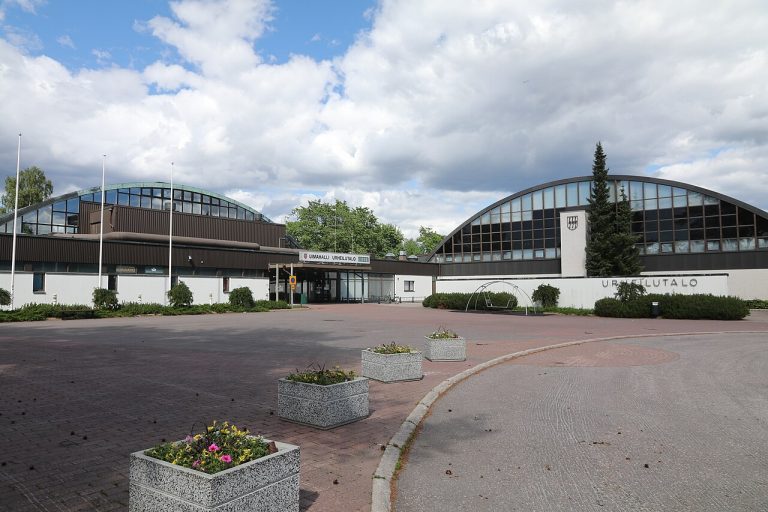Imatran uimahallin ja urheilutalon julkisivu sekä yhteinen sisäänkäynti