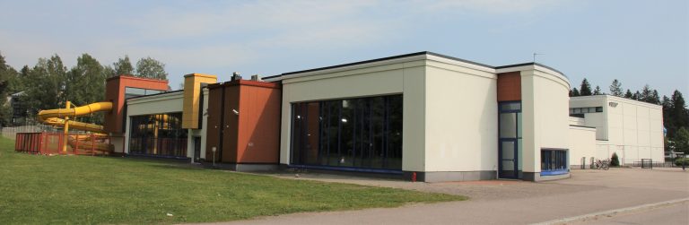 Järvenpään uimahallin julkisivu Seutulantiellä