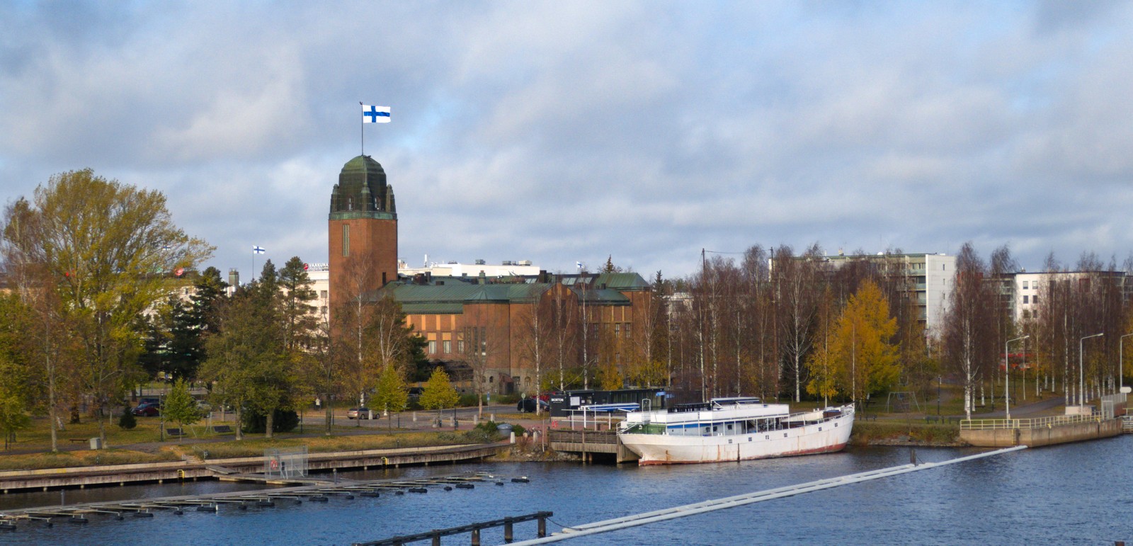 Kuvituskuva: Joensuun kaupungintalo ja Pielisjoki syksyllä 2020, ei kuva uimahallista