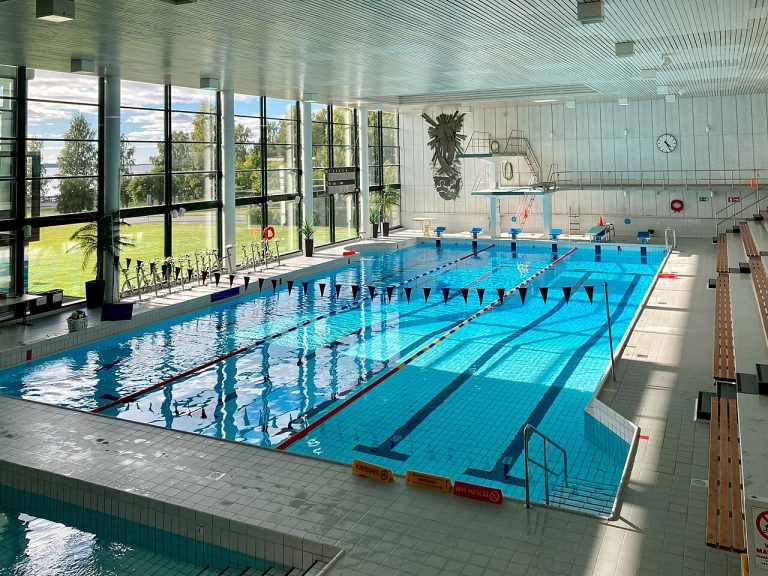 Kemin uimahallin uima-allas, uintiradat ja hyppytelineet