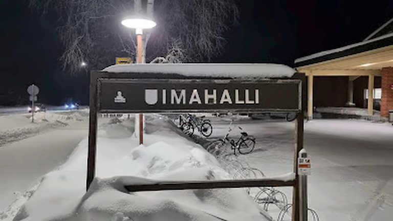 Kuusamon uimahalli ulkoa kuvattuna talvella