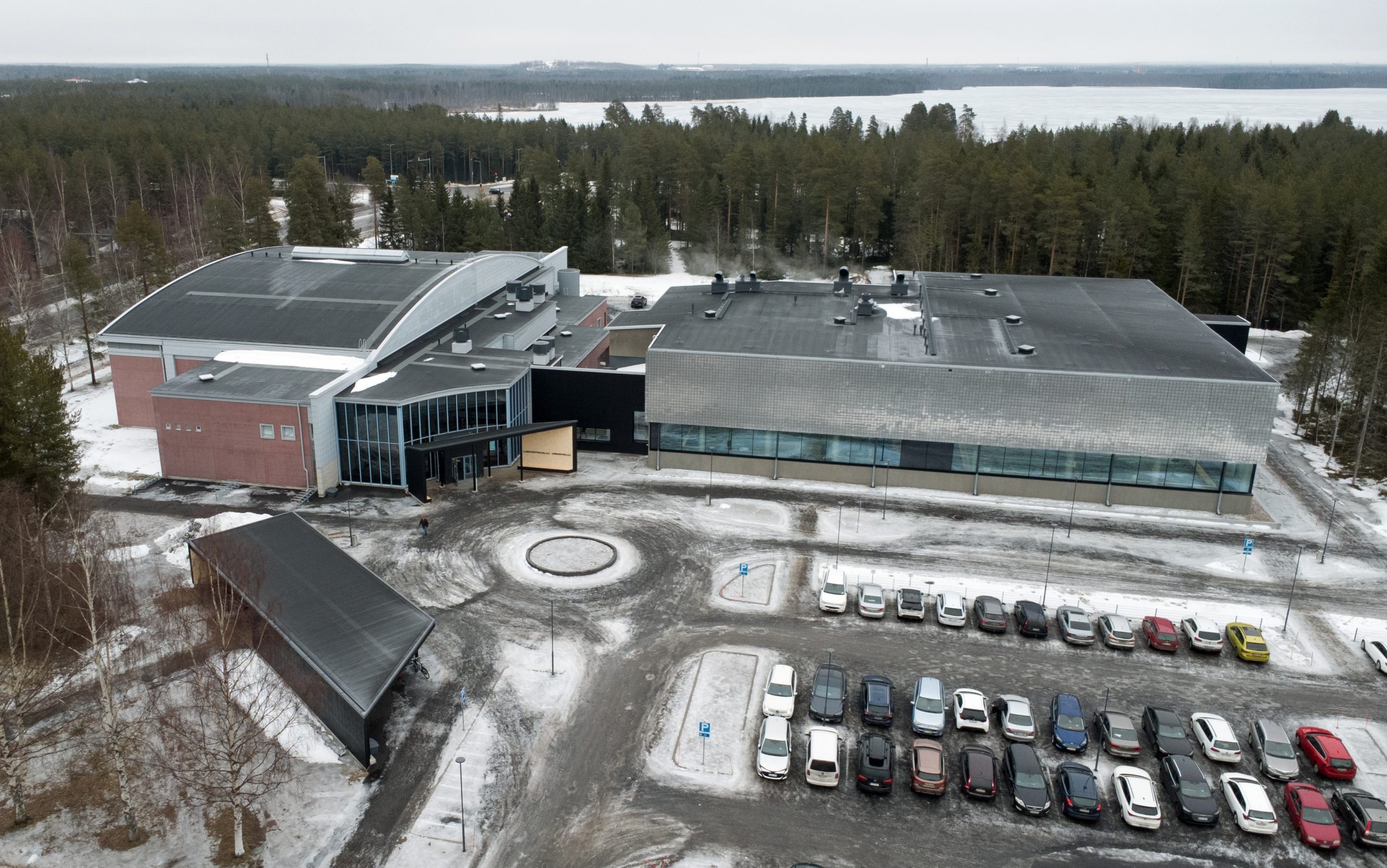 Linnanmaan uimahalli ulkoa ilmasta kuvattuna Oulussa, 2025