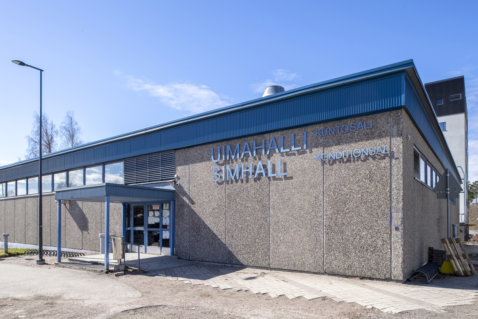 Martinlaakson uimahallin sisäänkäynti ja julkisivu Vantaalla