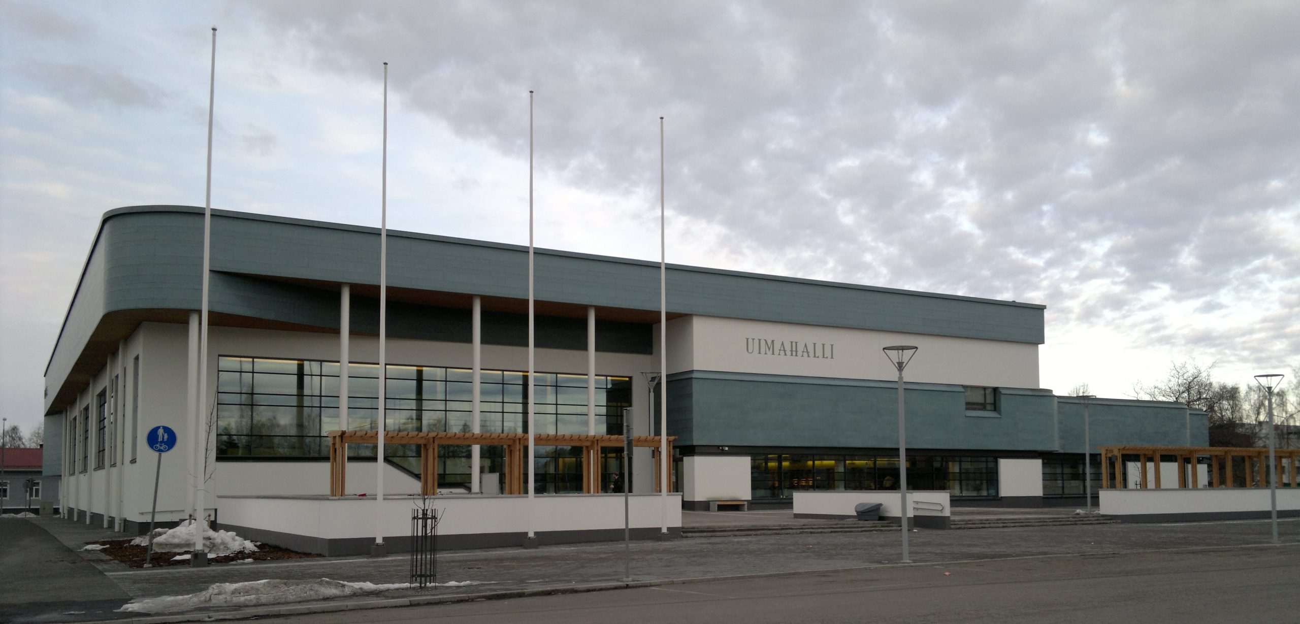 Porin keskustan uimahallin julkisivu