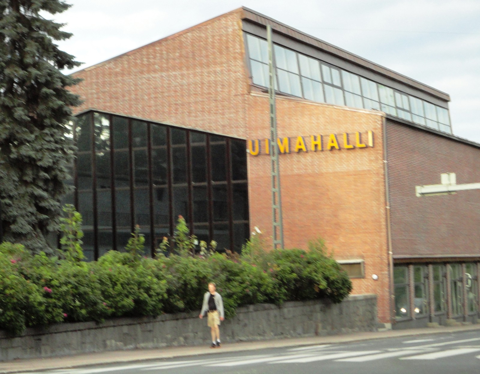 Pyynikin uimahallin tiilijulkisivu ja keltainen UIMAHALLI-kyltti