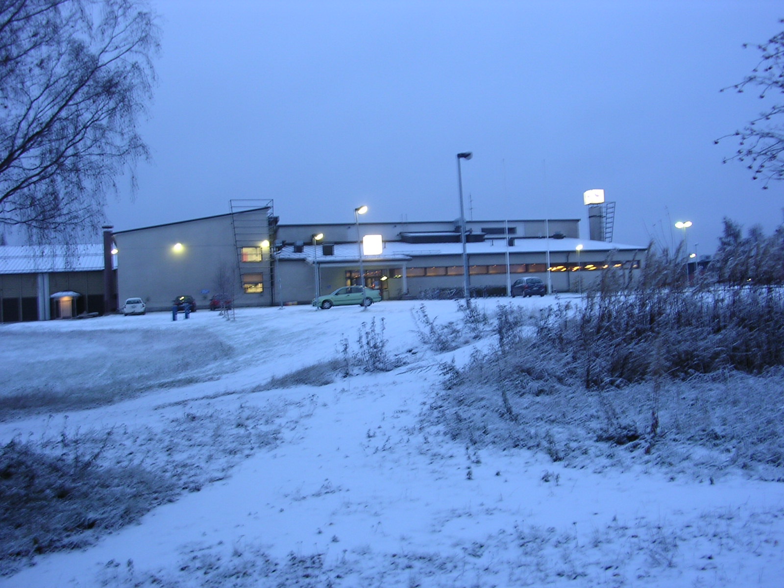 Raahen uimahalli Vesipekan julkisivu lumisessa maisemassa vuonna 2006