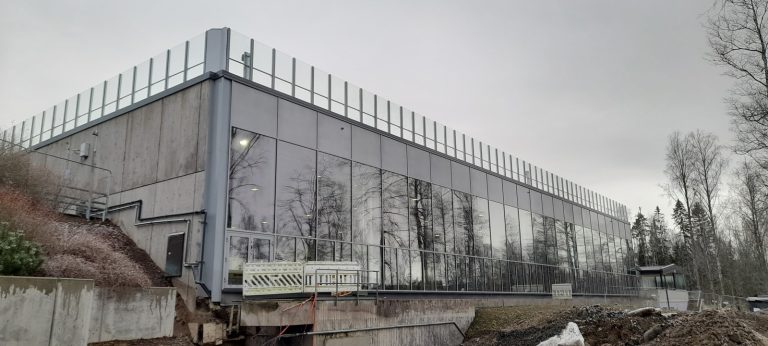 Riihimäen uimahallin lasijulkisivu joulukuussa 2025