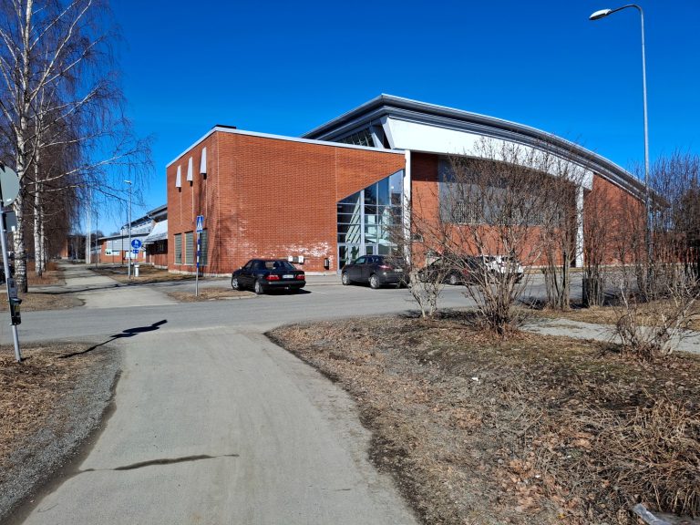 Tornion uimahalli-kylpylän tiilijulkisivu Viidankadulla