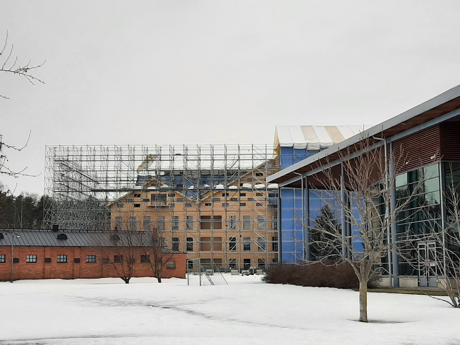 Tuusulan uimahalli kuvan oikeassa reunassa Hyrylässä; taustalla Monion rakennustyömaa vuonna 2022.