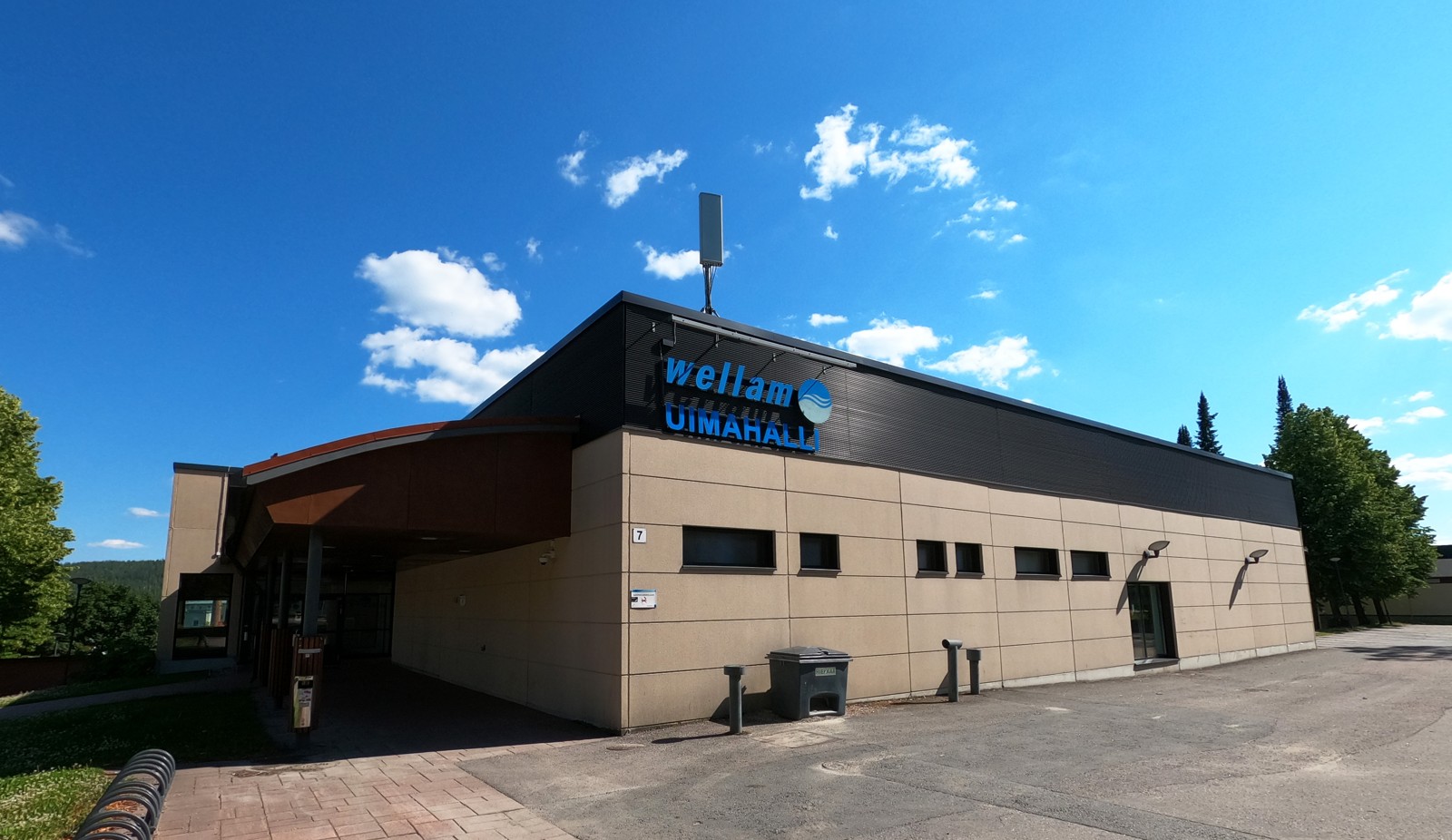 Vaajakosken uimahalli Wellamon julkisivu ja sisäänkäynti Jyväskylässä