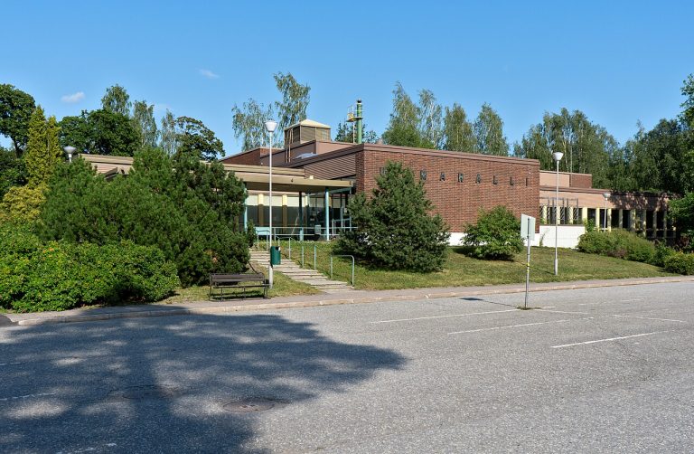 Varkauden uimahalli Ilopisaran tiilijulkisivu ja sisäänkäynti