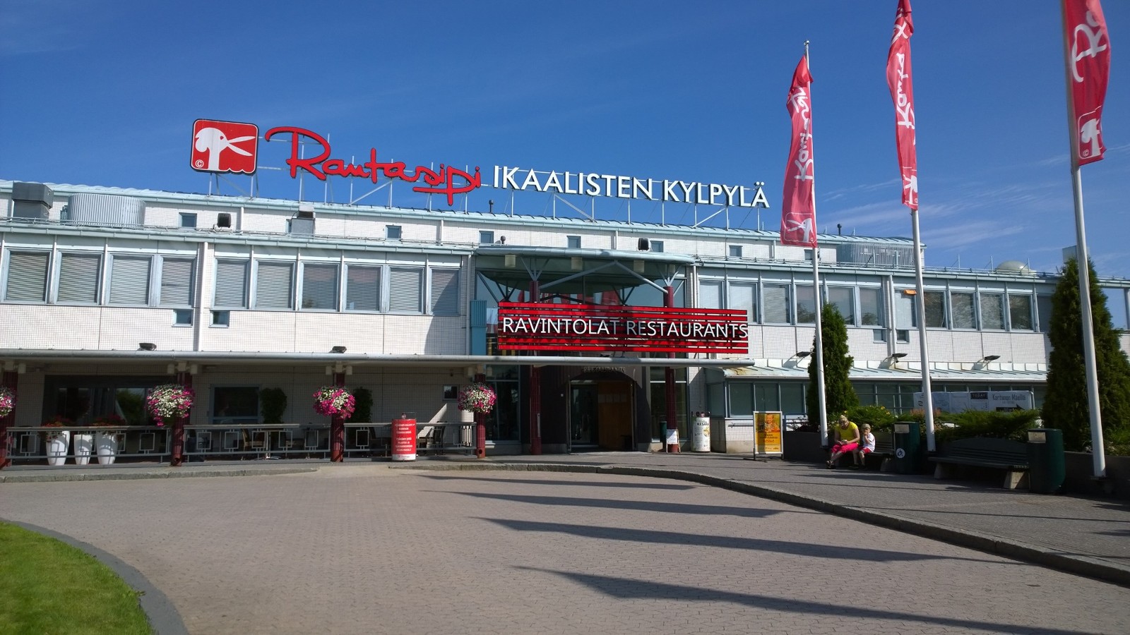 Ikaalisten kylpylän julkisivu ja sisäänkäynti kesällä 2015