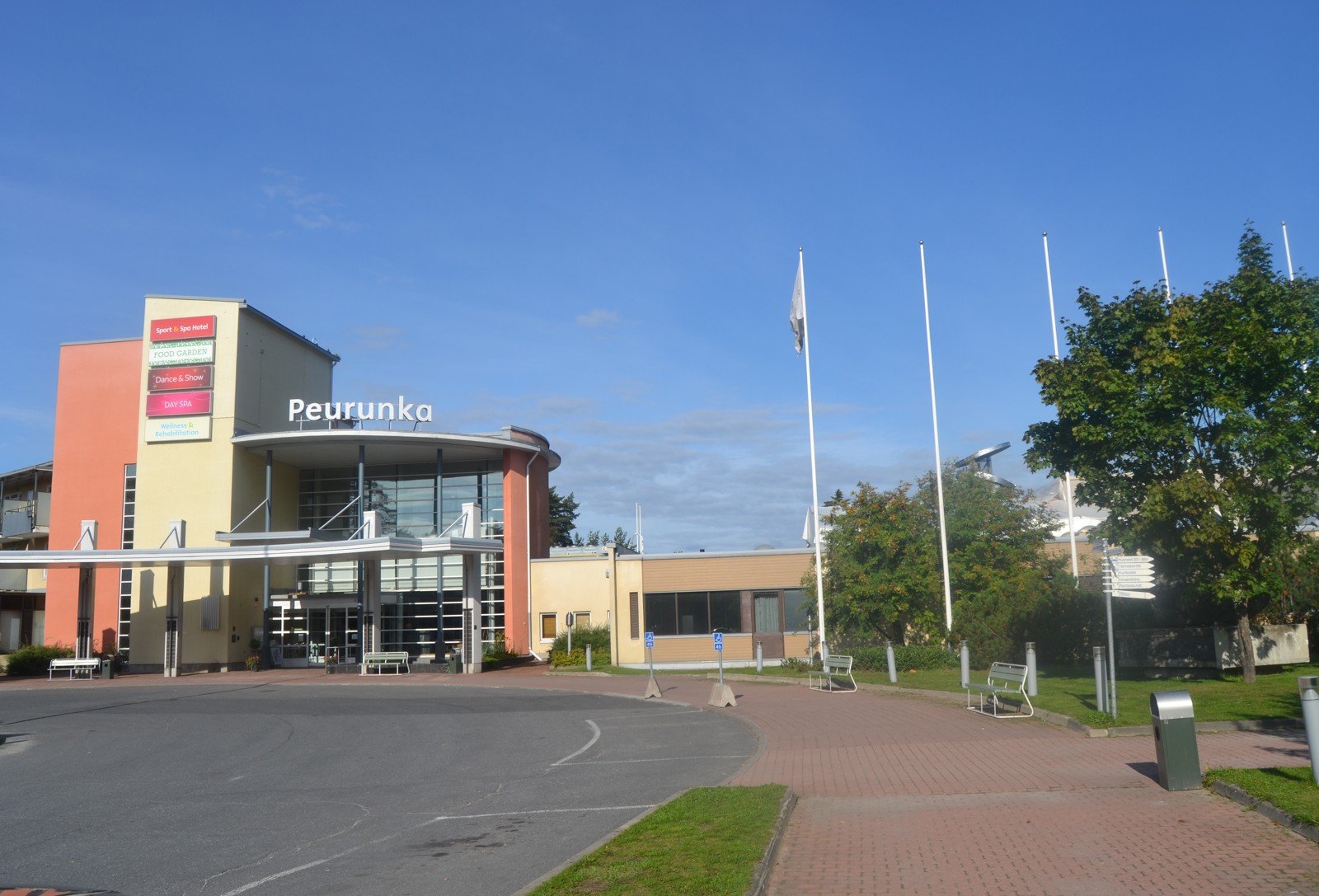 Peurungan kylpylähotellin pääsisäänkäynti ja Peurunka-kyltti Laukaassa
